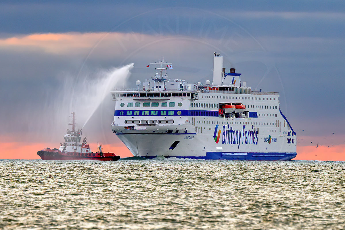 Arrivée inaugurale du car-ferry Saint-Malo de Brittany Ferries à Portsmouth. Il est accompagné des remorqueurs du port.