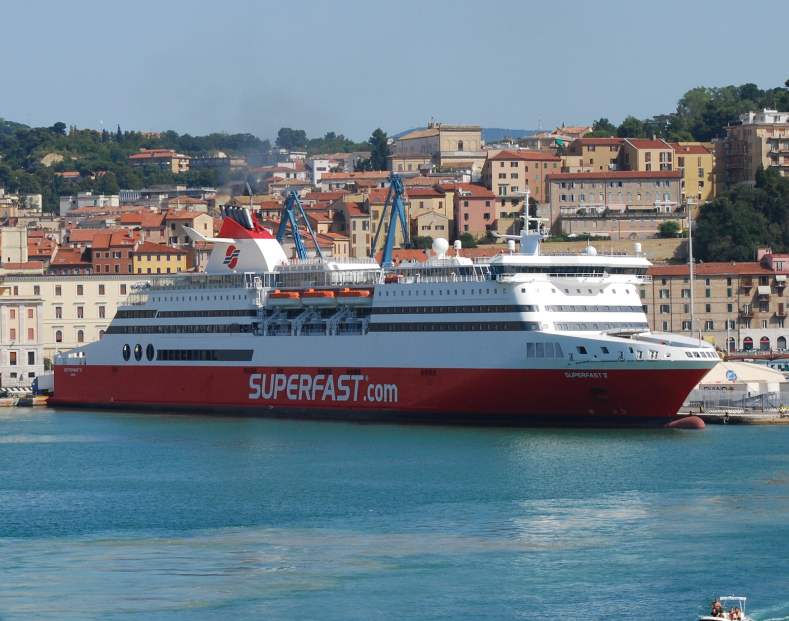 Navire Superfast V (groupe Attica) amarré dans le port d'Ancône (Italie).