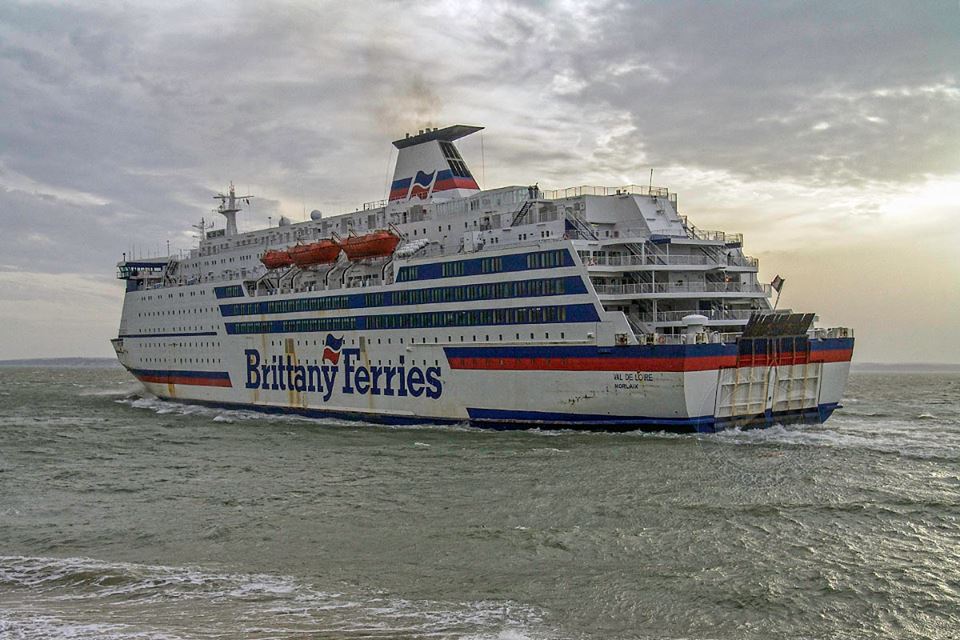 Le ferry Val de Loire de Brittany Ferries appareille de Portsmouth pour Saint-Malo.
