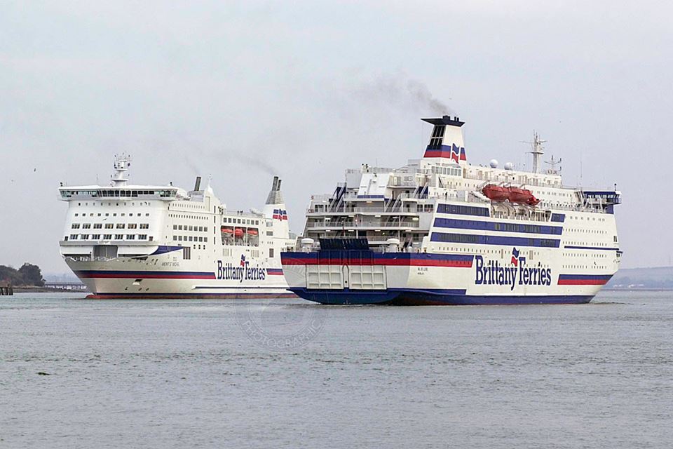 Le ferry Val de Loire de Brittany Ferries croise le Mont-St-Michel dans le Solent, à l'arrivée à Portsmouth.