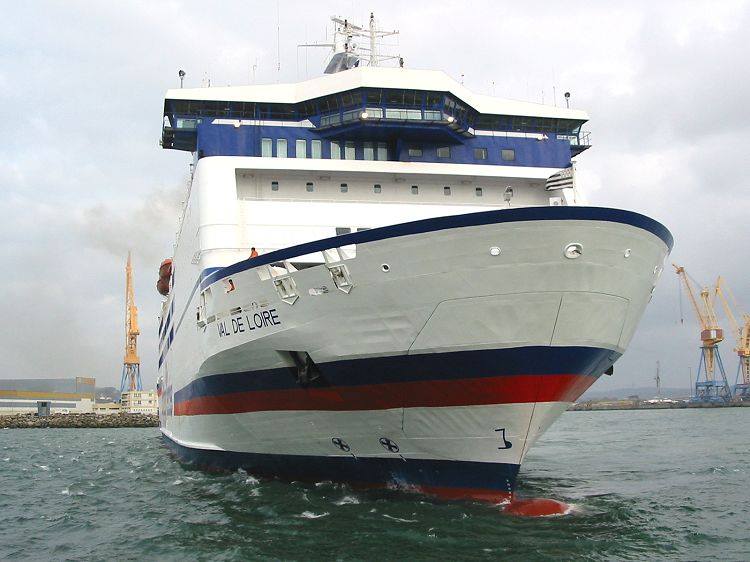 Le ferry Val de Loire de Brittany Ferries quitte Brest après un carénage.