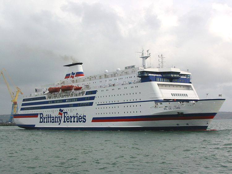 Le ferry Val de Loire de Brittany Ferries quitte Brest après un carénage.