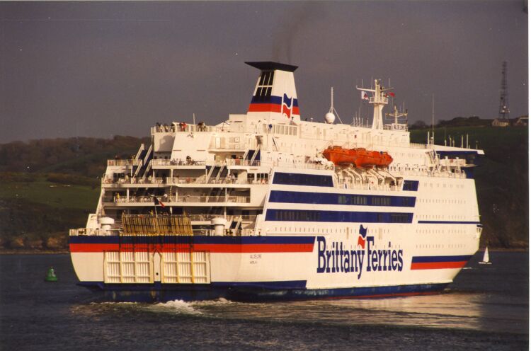 Ferry Val de Loire de Brittany Ferries arrivant à Portsmouth