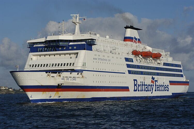 Ferry Val de Loire de Brittany Ferries arrivant dans le port de Saint-Malo