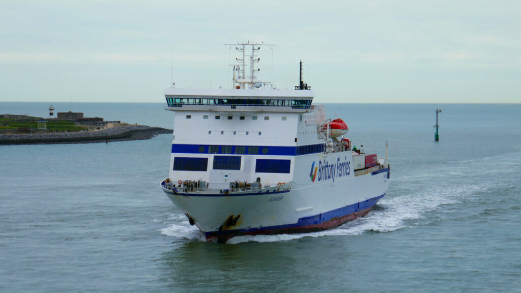 Le navire mixte Islander (Brittany Ferries) est photographié à son arrivée à Portsmouth.
