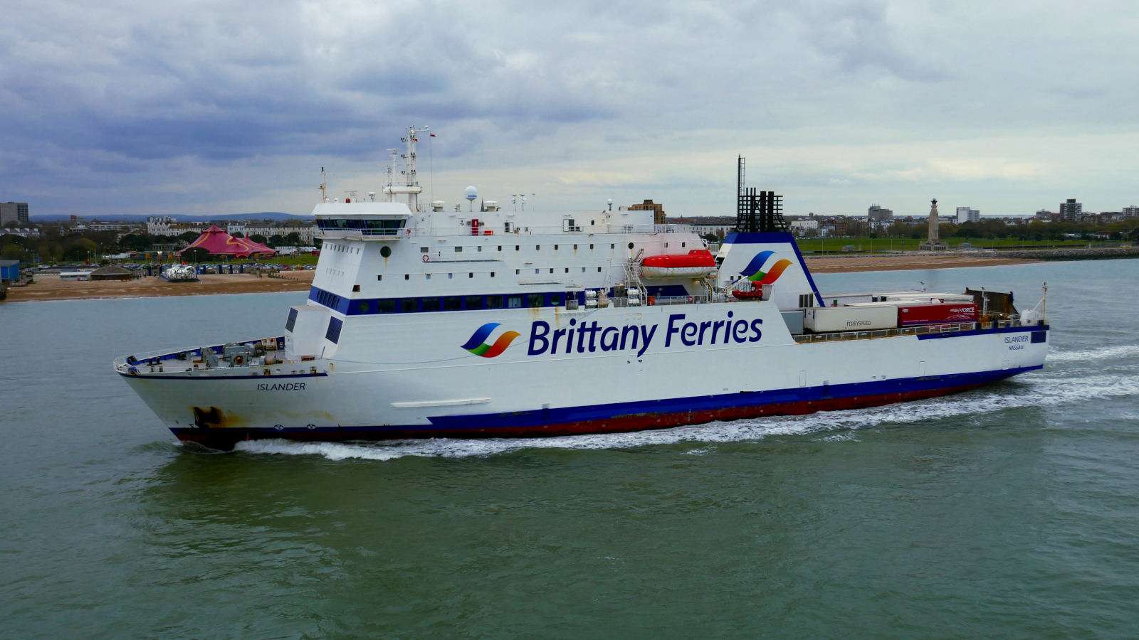 Le navire mixte Islander (Brittany Ferries) est photographié à son arrivée à Portsmouth.