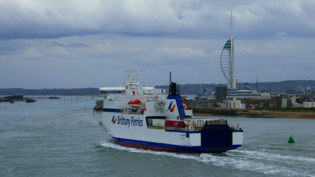 Le navire mixte Islander (Brittany Ferries) est photographié à son arrivée à Portsmouth.