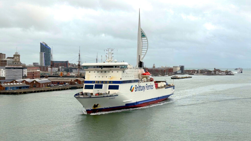 Le car-ferry Islander de Brittany Ferries entre dans le port de Portsmouth.