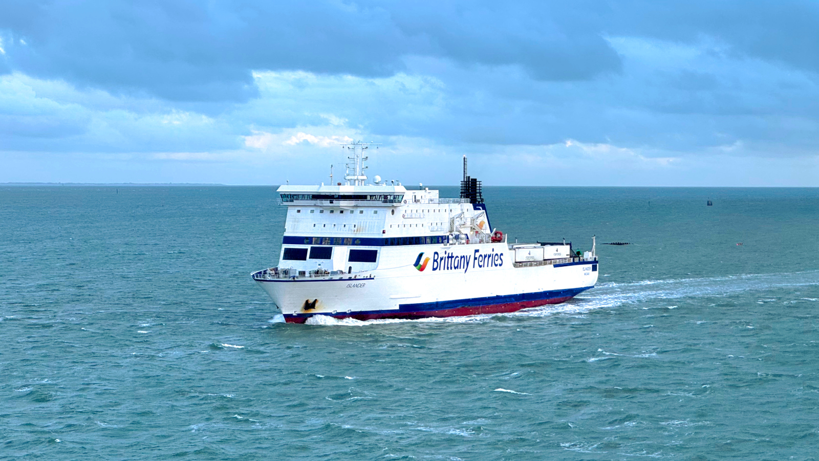 Le car-ferry Islander de Brittany Ferries approche du port de Portsmouth.