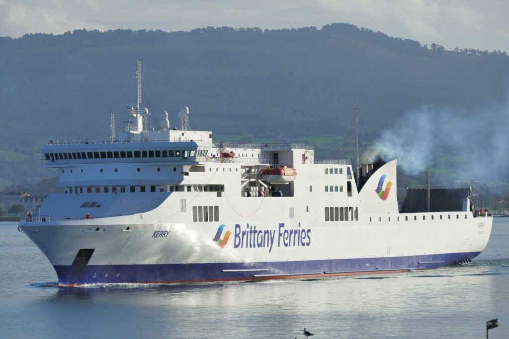 Le car-ferry Kerry de Brittany Ferries arrive dans le port de Santander.
