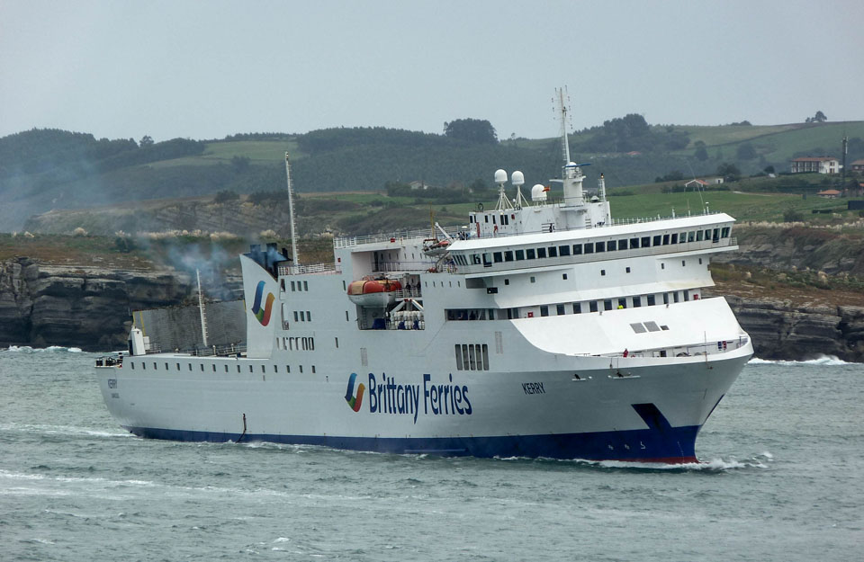 Le car-ferry Kerry arrive dans le port de Santander, peu de temps avant d'entamer son service pour Brittany Ferries.