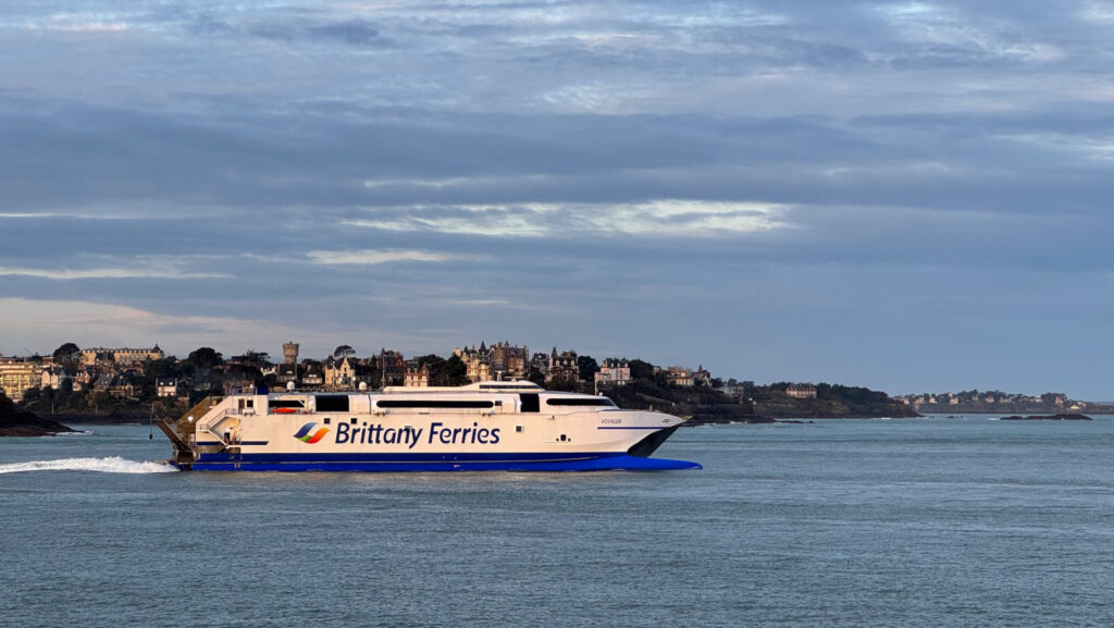 Le catamaran Voyager (Brittany Ferries) est photographié peu après son appareillage de Saint-Malo.