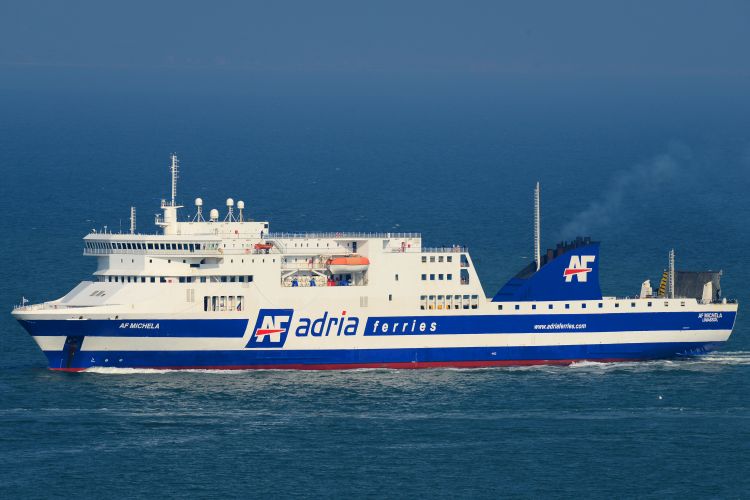 Le car-ferry AF Michela est photographié alors qu'il approche du port d'Ancône.