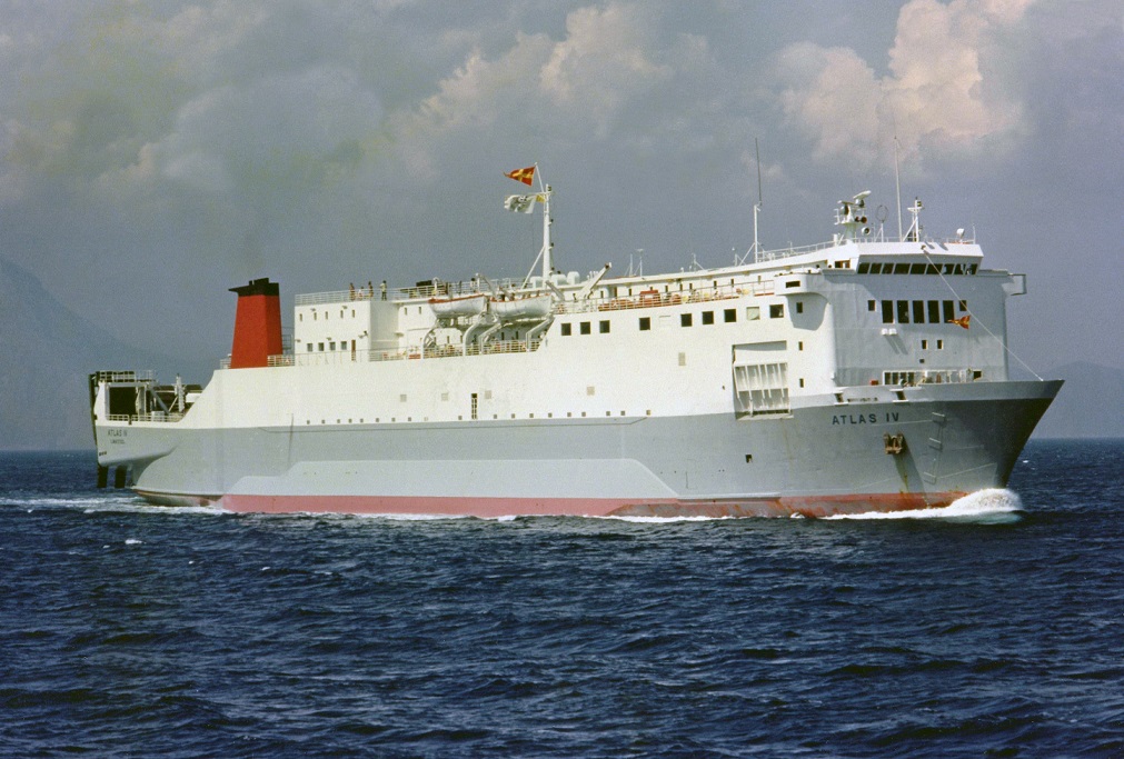 Le ferry Atlas IV est photographié en pleine mer