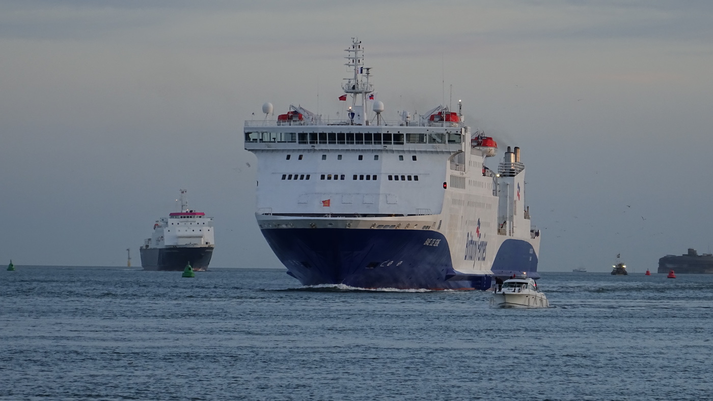 Le ferry Baie de Seine de Brittany Ferries entre dans le port de Portsmouth.