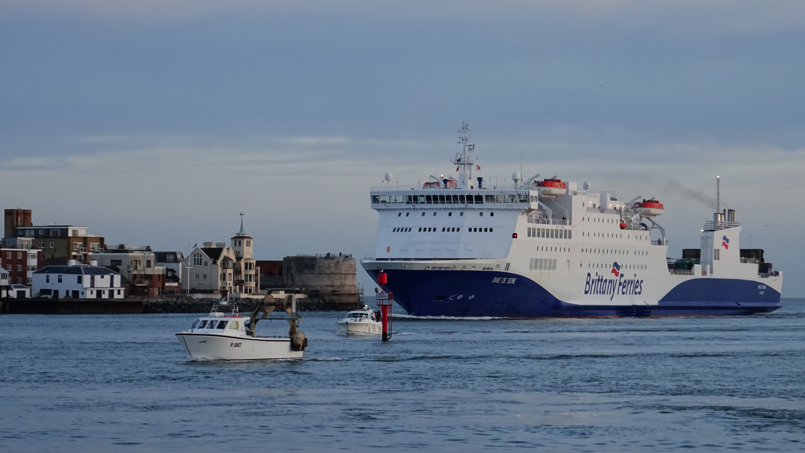 Le ferry Baie de Seine de Brittany Ferries entre dans le port de Portsmouth.