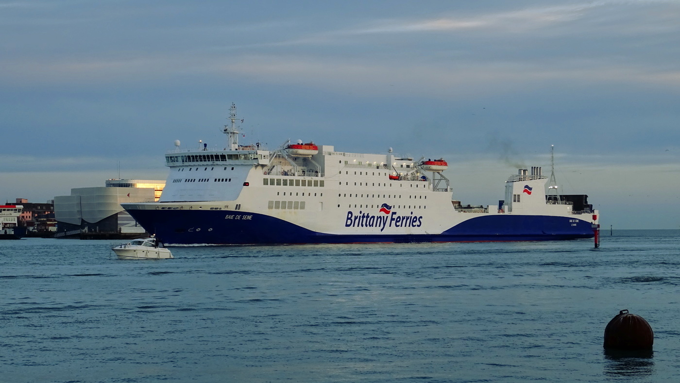 Le ferry Baie de Seine de Brittany Ferries entre dans le port de Portsmouth.