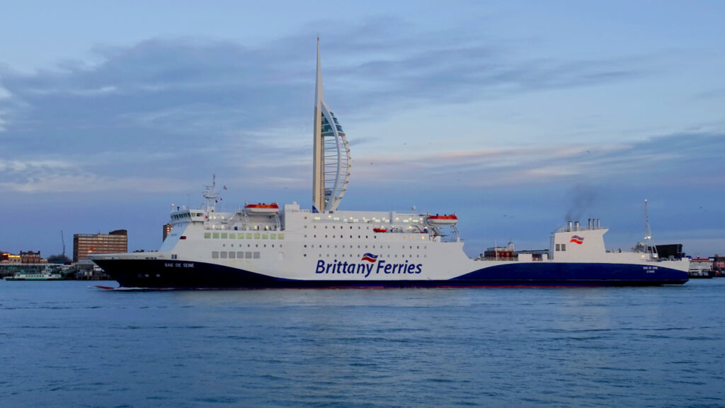 Le ferry Baie de Seine de Brittany Ferries entre dans le port de Portsmouth.