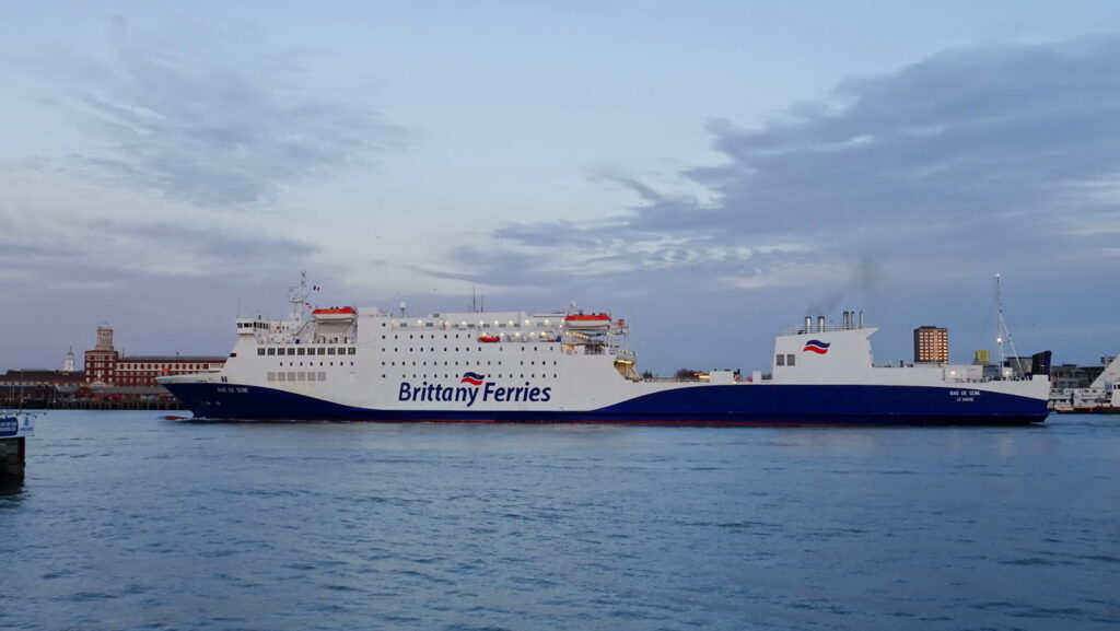 Le ferry Baie de Seine de Brittany Ferries entre dans le port de Portsmouth.