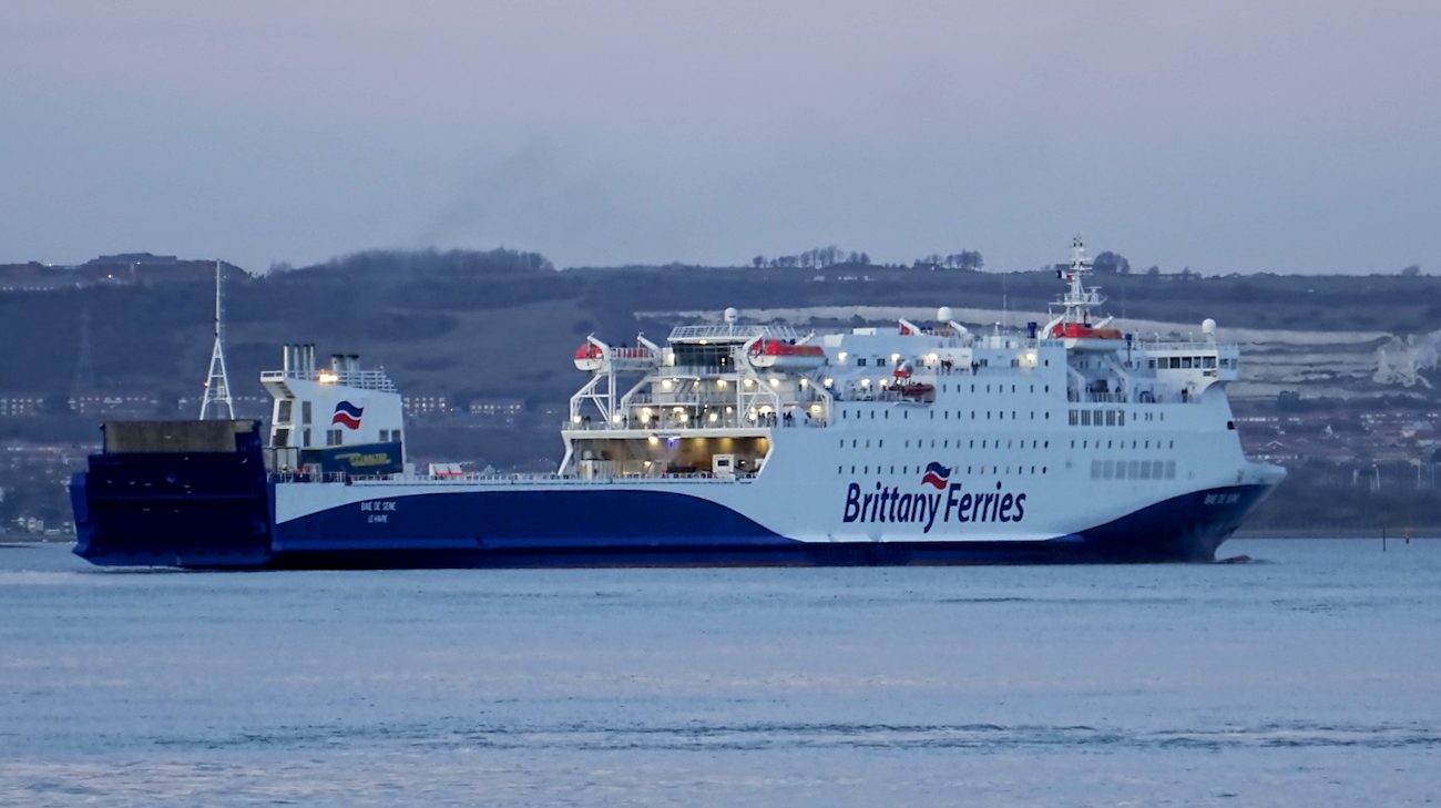 Le ferry Baie de Seine de Brittany Ferries entre dans le port de Portsmouth.