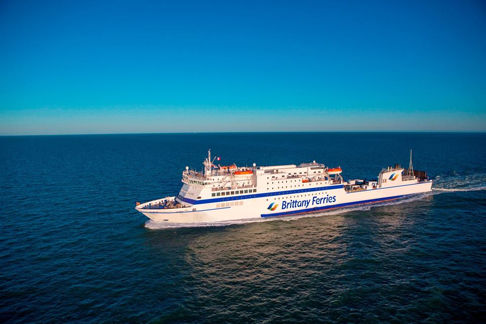 Vue d'artiste de Baie de Seine dans la nouvelle livrée de Brittany Ferries. Le navire n'a jamais été repeint de la sorte.