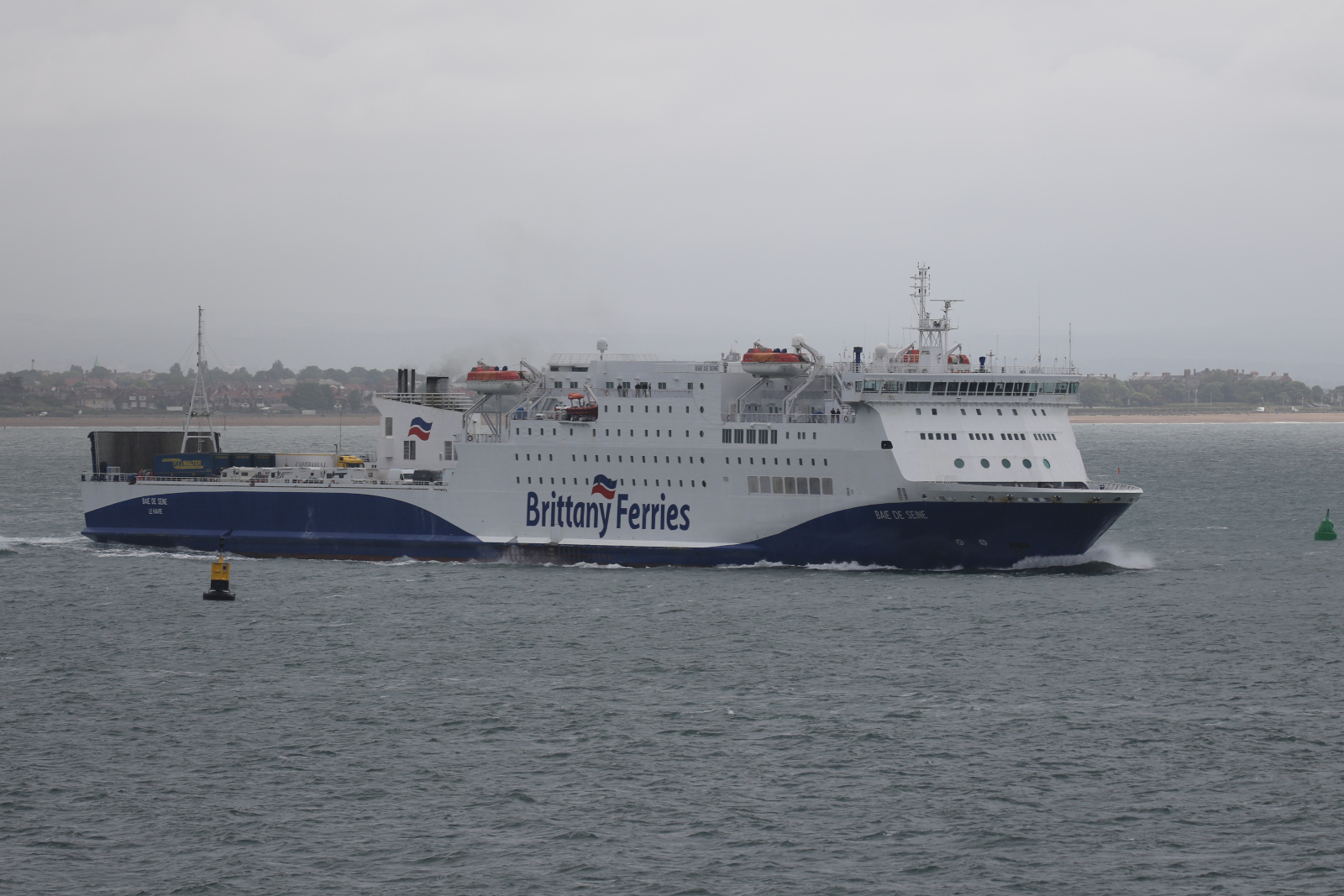 Le ferry Baie de Seine de Brittany Ferries appareille de Portsmouth.