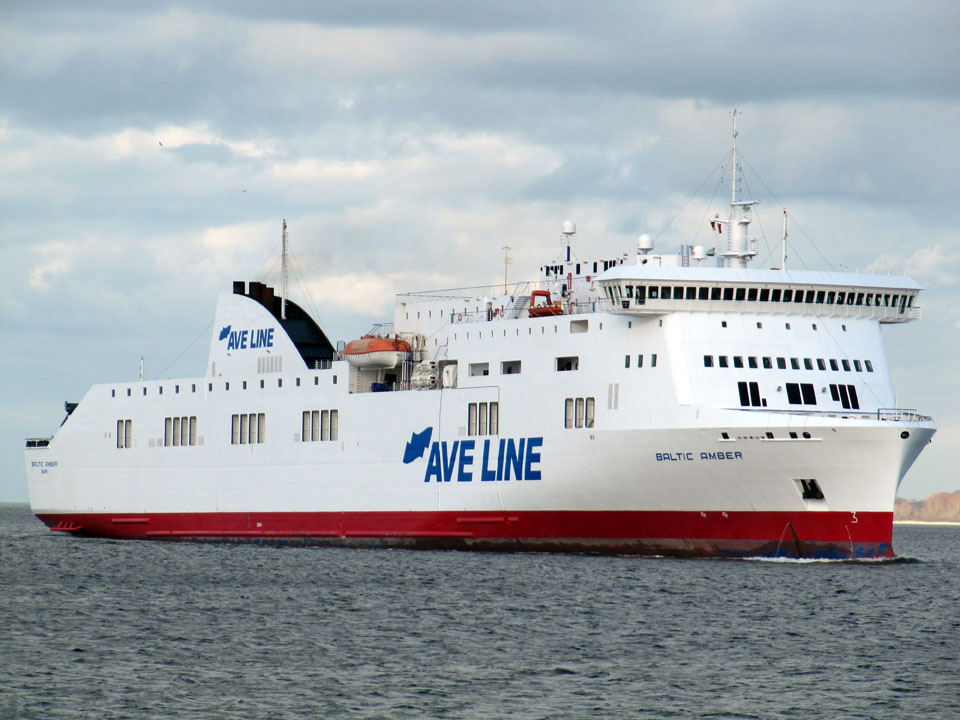 Le Ferry Baltic Amber d'AVE Lines est photographié dans le portd e Travemünde.