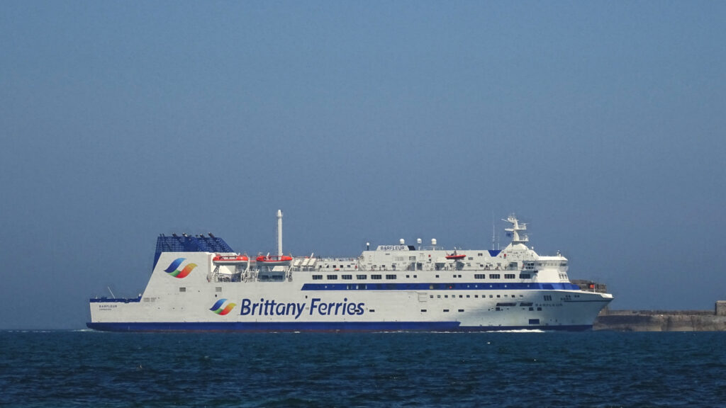 Le navire mixte M/V Barfleur de Brittany Ferries entre dans le port de Cherbourg en provenance de Poole.