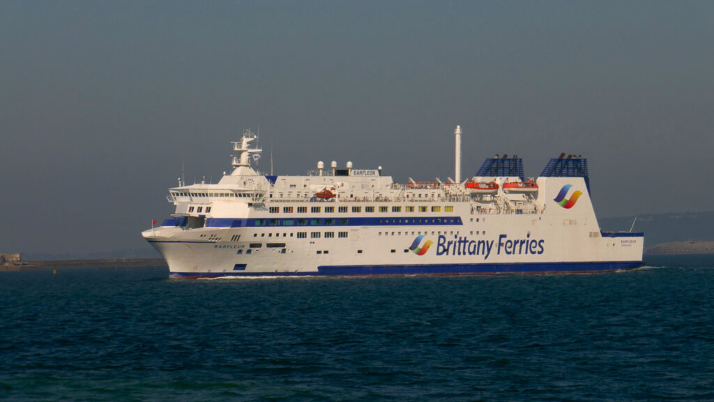 Le navire mixte M/V Barfleur de Brittany Ferries navigue dans la rade de Cherbourg. Il vient d'appareiller pour le port de Poole, en Angleterre.