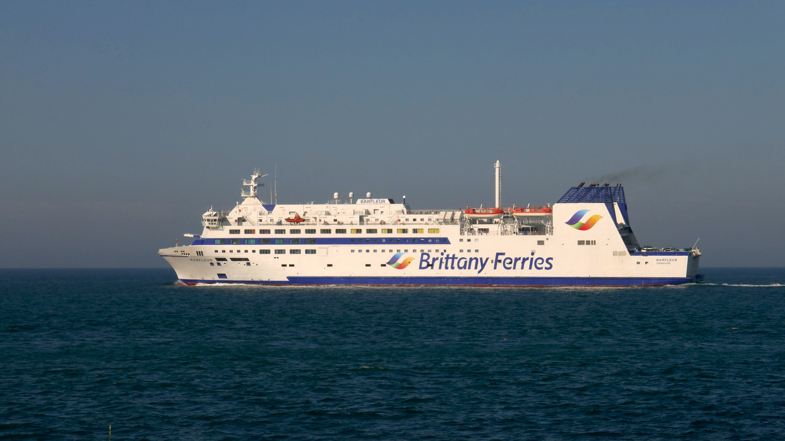 Le navire mixte M/V Barfleur de Brittany Ferries vient de quitter la rade de Cherbourg. Le ferry se dirige désormais vers le port anglais de Poole.