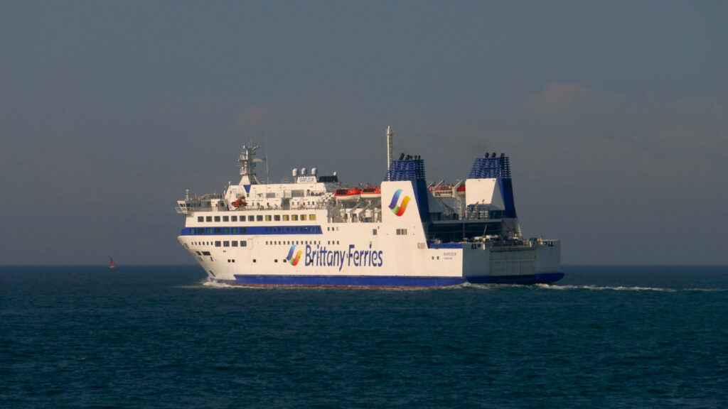 Le navire mixte M/V Barfleur de Brittany Ferries vient de quitter la rade de Cherbourg. Le ferry se dirige désormais vers le port anglais de Poole.
