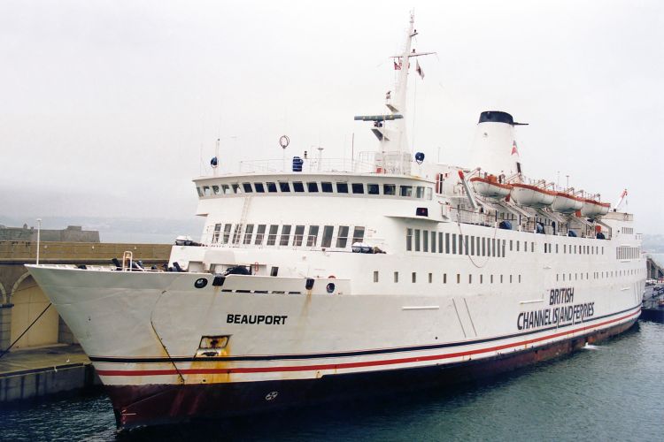 Le ferry Beauport de British Channel Islands Ferries (BCIF) est amarré dans le port de Saint-Hélier.