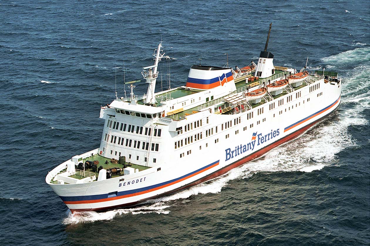 Le ferry Bénodet de Brittany Ferries est photographié alors qu'il est en pleine mer.