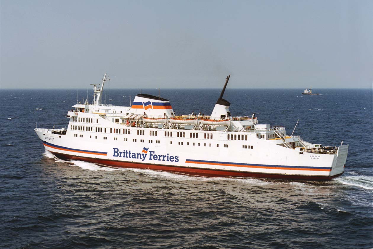 Le ferry Bénodet de Brittany Ferries est photographié alors qu'il est en pleine mer.