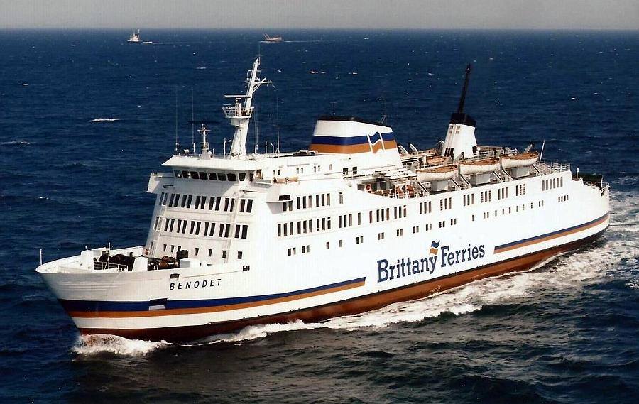 Le ferry Bénodet de Brittany Ferries est photographié alors qu'il est en pleine mer.