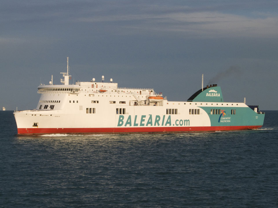 Le ferry Borja, affrété par Balearia, est photographié à l'approche de Valence.