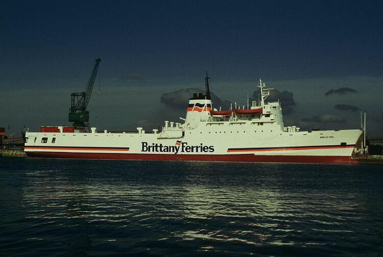 Le ferry Breizh Izel de Brittany Ferries est photographié alors qu'il est amaré.