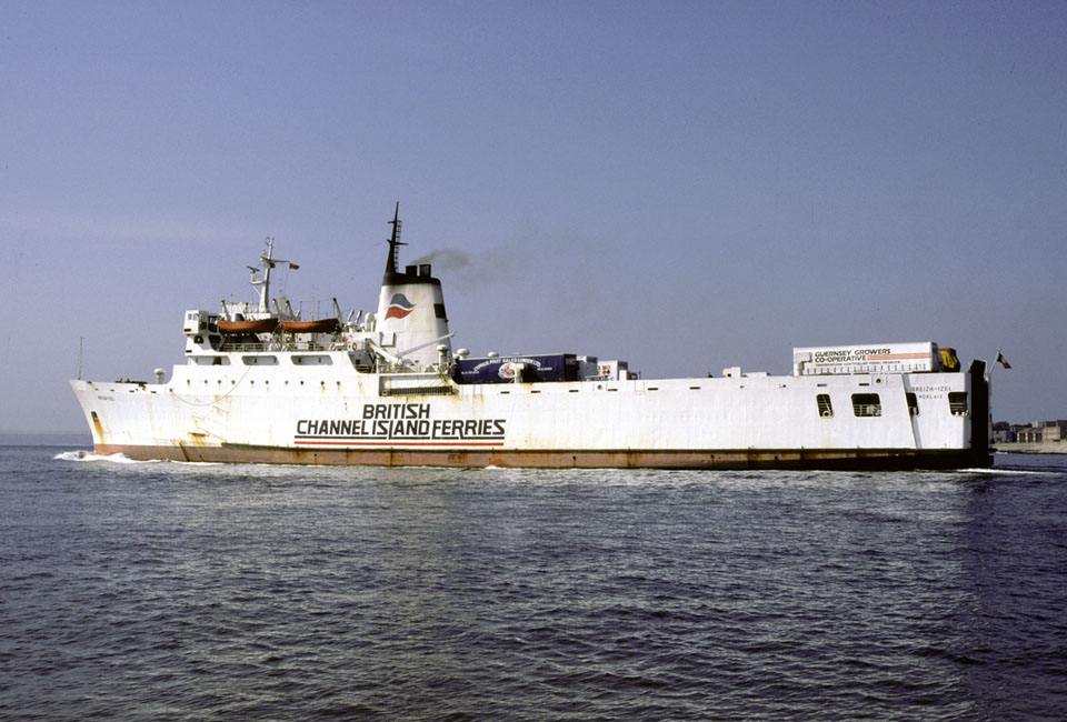 Le ferry Breizh Izel, affrété par British Channel Island Ferries appareille du port de Portsmouth