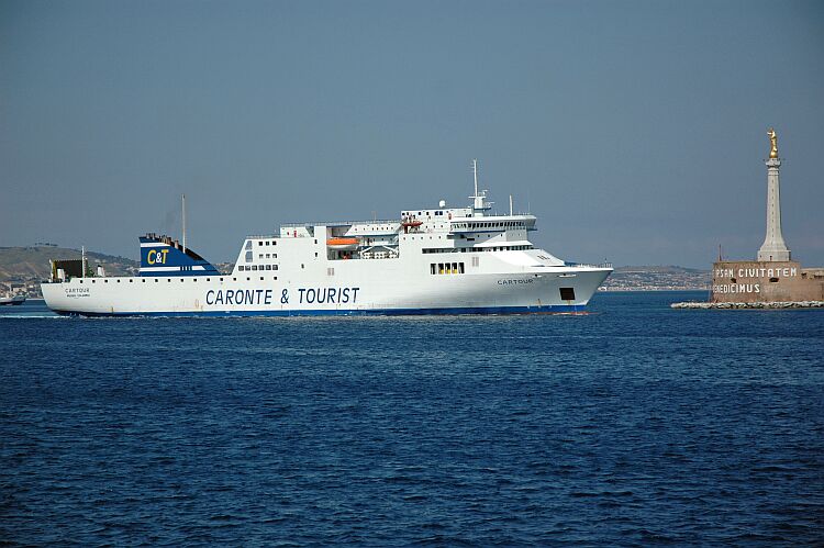 Le ferry Cartour est photographié à l'approche du port de Messine.