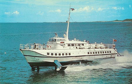 L'hydroptère Condor 1 est photographié en pleine mer.