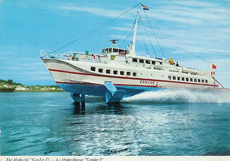 L'hydroptère Condor 1 est photographié en pleine mer.