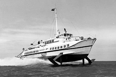 L'hydroptère Condor 1 est photographié en pleine mer.