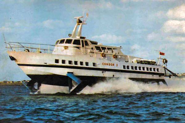 Carte postale de l'hydroptère Condor 3, photographié en pleine mer.