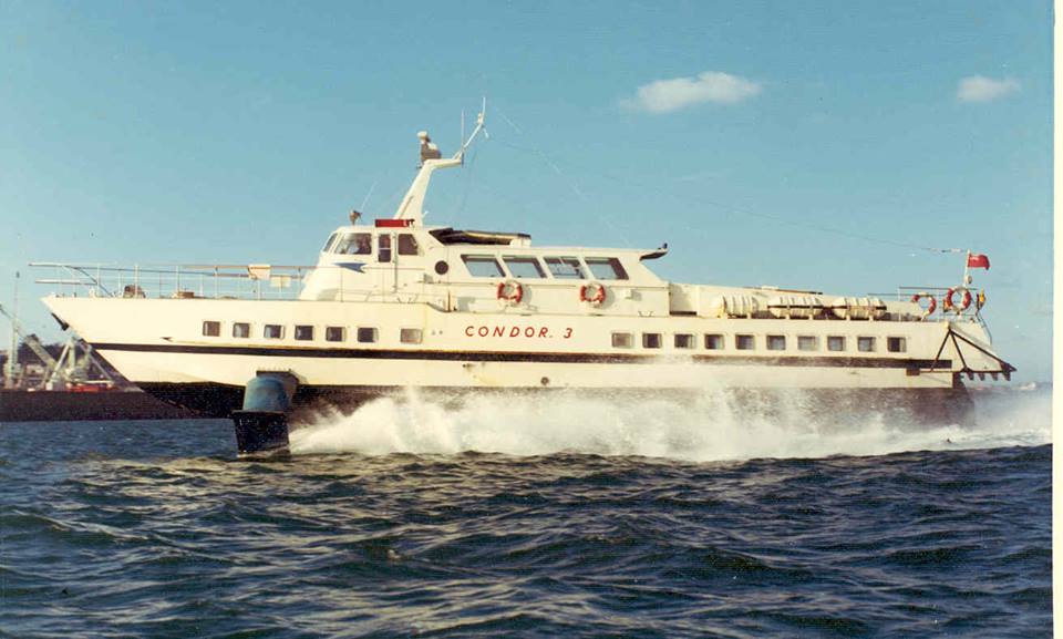Carte postale de l'hydroptère Condor 3, photographié en pleine mer.