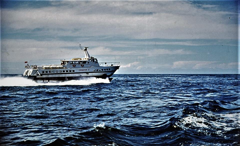 L'hydroptère Condor 3 est photographié en pleine mer.