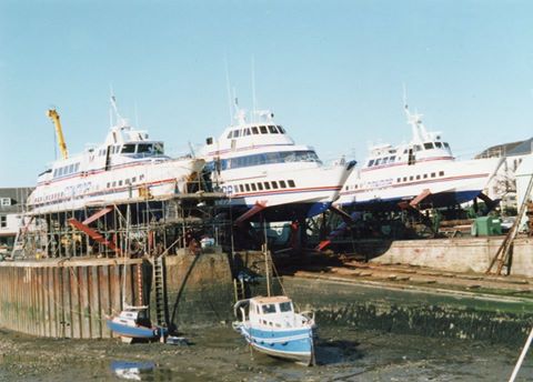 Les hydroptères Condor 4, Condor 5 et Condor 7 sont photographiés durant une opération de carénage.