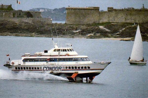 L'hydrofoil Condor 7 est photographié à son arrivée à Saint-Malo.