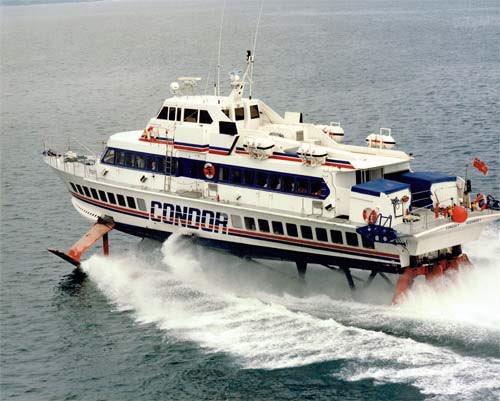 Le ferry Condor 7 est photographié alors qu'il navigue en pleine mer.