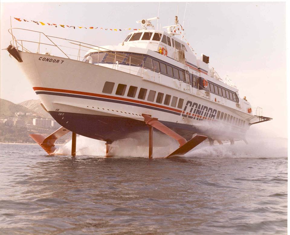 Le ferry Condor 7 est photographié alors qu'il navigue en pleine mer.