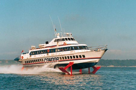 Le ferry Condor 7 est photographié alors qu'il navigue en pleine mer.